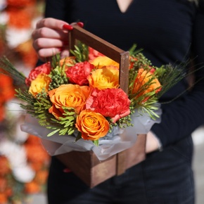 Композиция в ящике из огненных роз, диантусов и капса в Краснозаводске