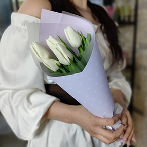 Букетик из 5 белых тюльпанов в Краснозаводске