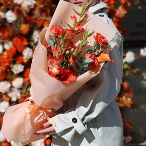 Букет "На закате дня" из гладиолусов, калл, гиперикума и диантусов в Краснозаводске