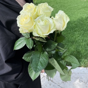 Букет из 5 белых роз (70 см) в Краснозаводске