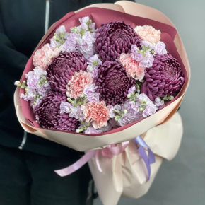 Букет "Софи" из хризантем Бигоуди, диантусов и ароматных маттиол в Краснозаводске