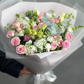 Букет "Особый случай " из ароматных маттиол, фрезий и кустовых роз в Краснозаводске