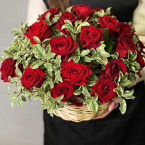 Композиция в корзине "Евгения" из 25 роз и питаспорума в Краснозаводске