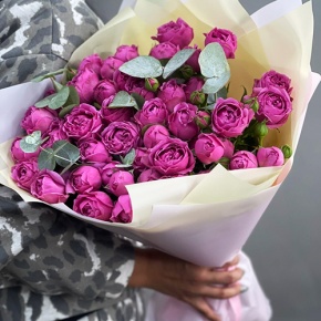 Букет "Малиновый бисквит" из кустовых и пионовидных роз и эвкалипта в Краснозаводске