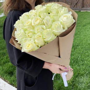 Букет из 25 белых роз в крафте (70 см) в Краснозаводске