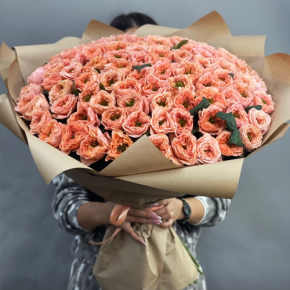 Букет "Персик" из 101 махровой розы Риджентс парк (60 см) в Краснозаводске