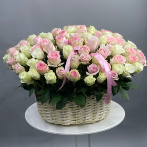 Композиция в корзине из 101 кенийской розы пастельный микс (40 см) в Краснозаводске