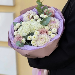 Букет "Динь" из георгин, хризантем сантини, эвкалипта, роз и гортензии в Краснозаводске