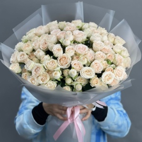 Букет из 35 кремовых кустовых роз (50 см) в Краснозаводске