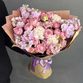 Букет "Амели" из ароматных маттиол, пионовидных кустовых роз Джульетта  эустом и диантусов в Краснозаводске