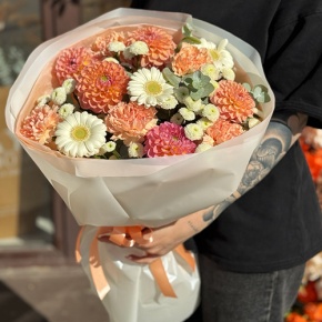 Букет "Персиковый латте" из георгин, диантусов, гербер и хризантем сантини в Краснозаводске