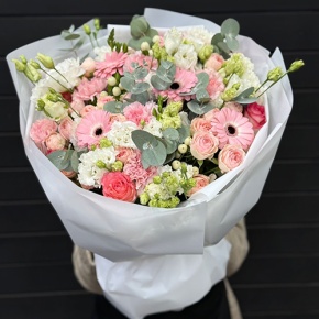 Букет "Ромео" из роз, эвкалипта, гербер, ароматных фрезий, озатамнуса, эустом и диантусов в Краснозаводске