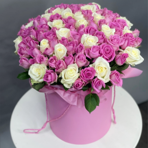 Композиция в шляпной коробке из 151 розы кения микс в Краснозаводске