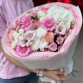 Букет "Розовые облака" из хризантемы, кустовых роз, диантусов, гортензии и эустом в Краснозаводске