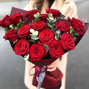 Букет 15 красных роз с эвкалиптом (50 см) в Краснозаводске