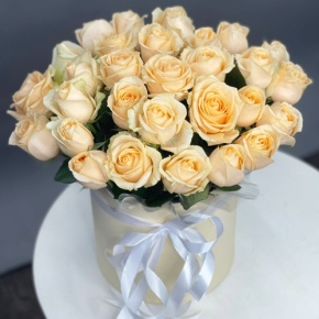 Композиция в шляпной коробке из 35 кремовых кенийских роз в Краснозаводске