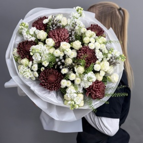 Букет "Шоколадный френч" из кустовых роз, хризантем Бигоуди, брунии, ароматных маттиол и сантини в Краснозаводске