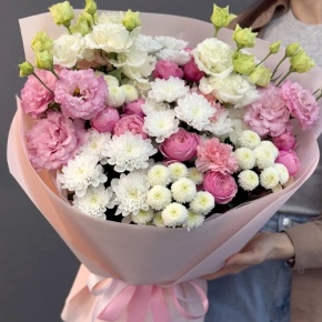 Букет "Задыхаюсь от нежности" из хризантемы, кустовых пионовидных роз, диантусов и эустом в Краснозаводске