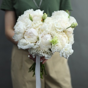 Свадебный букет из пионов и эустом в Краснозаводске