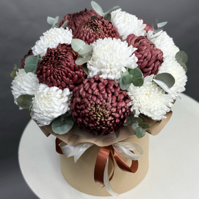 Композиция в шляпной коробке из 19 хризантем  в Краснозаводске