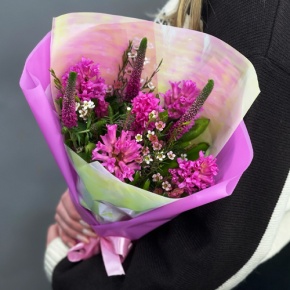 Букет "Вспышка" из гиацинтов, хамелациума и вероники в Краснозаводске