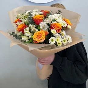Букет "Апельсин" из роз и хризантем сантини в Краснозаводске