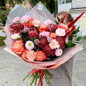 Букет "Каркаде" из хризантем Бигоуди и Момоко, роз Эквадор Кахала, озатамнуса,  эустом, протеи, и диантусов в Краснозаводске
