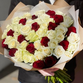 Букет 51 белая и красная роза (50 см) в Краснозаводске