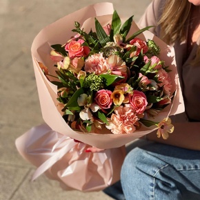 Букет "Каталина" из роз, диантусов, альстромерий, скиммии и кустовых ранункулюсов в Краснозаводске