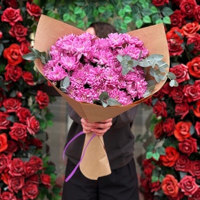 Букет  "Гармония" из 7 хризантем с эвкалиптом в Краснозаводске