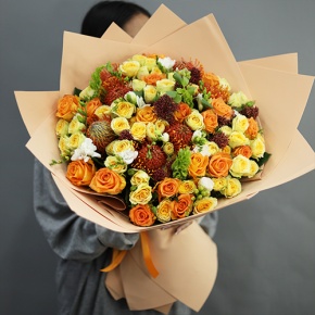 Букет "Осенние грёзы" из лейко, роз, фрезий, скиммии, молюцеллы и лейко в Краснозаводске