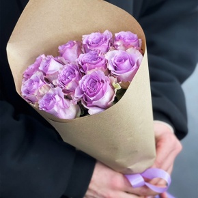 Букет из 11 лиловых роз в крафте (40 см) в Краснозаводске