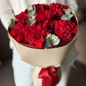Букет "Красная пантера" из 7 роз Эквадор и эвкалипта в Краснозаводске