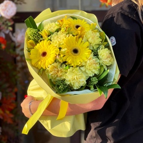 Букет "Солнечная пора" из гербер, альстромерий, скиммии и диантусов в Краснозаводске