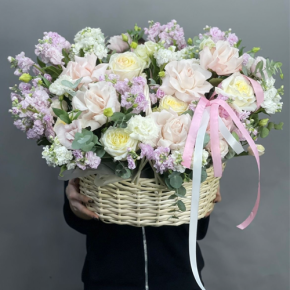Композиция в корзине из роз Эквадор и ароматных маттиол в Краснозаводске