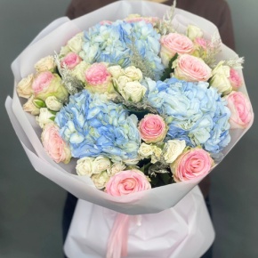 Букет "Легкий ветерок" из роз, конифера и гортензий в Краснозаводске