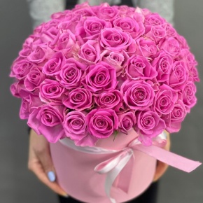 Композиция в шляпной коробке из 71 кенийской розы в Краснозаводске