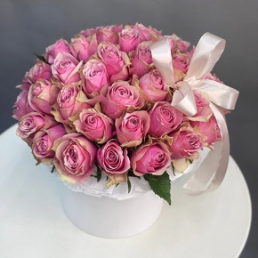 Композиция в шляпной коробке из 43 роз в Краснозаводске