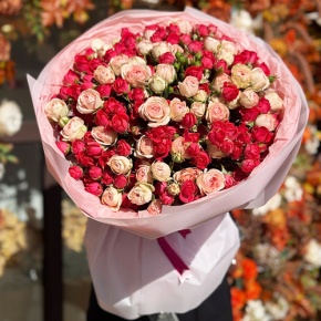 Букет из 35 кустовых роз микс (50 см) в Краснозаводске