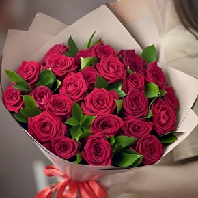 Букет из 25 красных роз и рускуса (50 см) в Краснозаводске