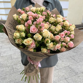 Букет из 19 кустовых роз в крафте (60 см) в Краснозаводске