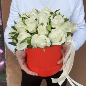 Композиция в шляпной коробке из 25 белых роз в Краснозаводске