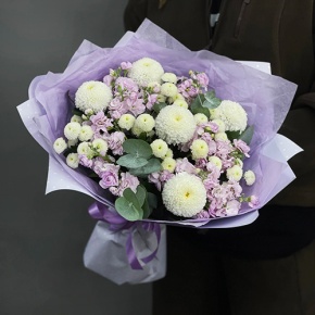 Букет "Ванила" из хризантем сантини, Момоко, эвкалипта и ароматных маттиол в Краснозаводске