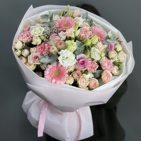 Букет "Я с тобой" из роз, эвкалипта, гербер, ароматных фрезий, озатамнуса, эустом и диантусов в Краснозаводске