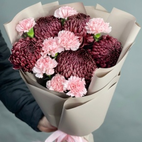 Букет из хризантем Бигоуди и розовых диантусов в Краснозаводске