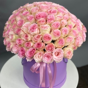 Композиция в шляпной коробке из 151 розы кения в Краснозаводске