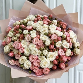 Букет из 35 кустовой пионовидной розы Бомбастик микс в Краснозаводске