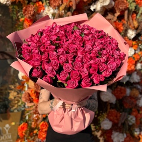 Букет "Необыкновенная" из 101 малиновой розы (60 см) в Краснозаводске