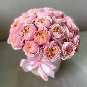 Композиция в шляпной коробке из кустовой пионовидной розы Джульетта в Краснозаводске