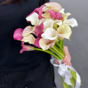 Букет из 21 каллы микс в Краснозаводске